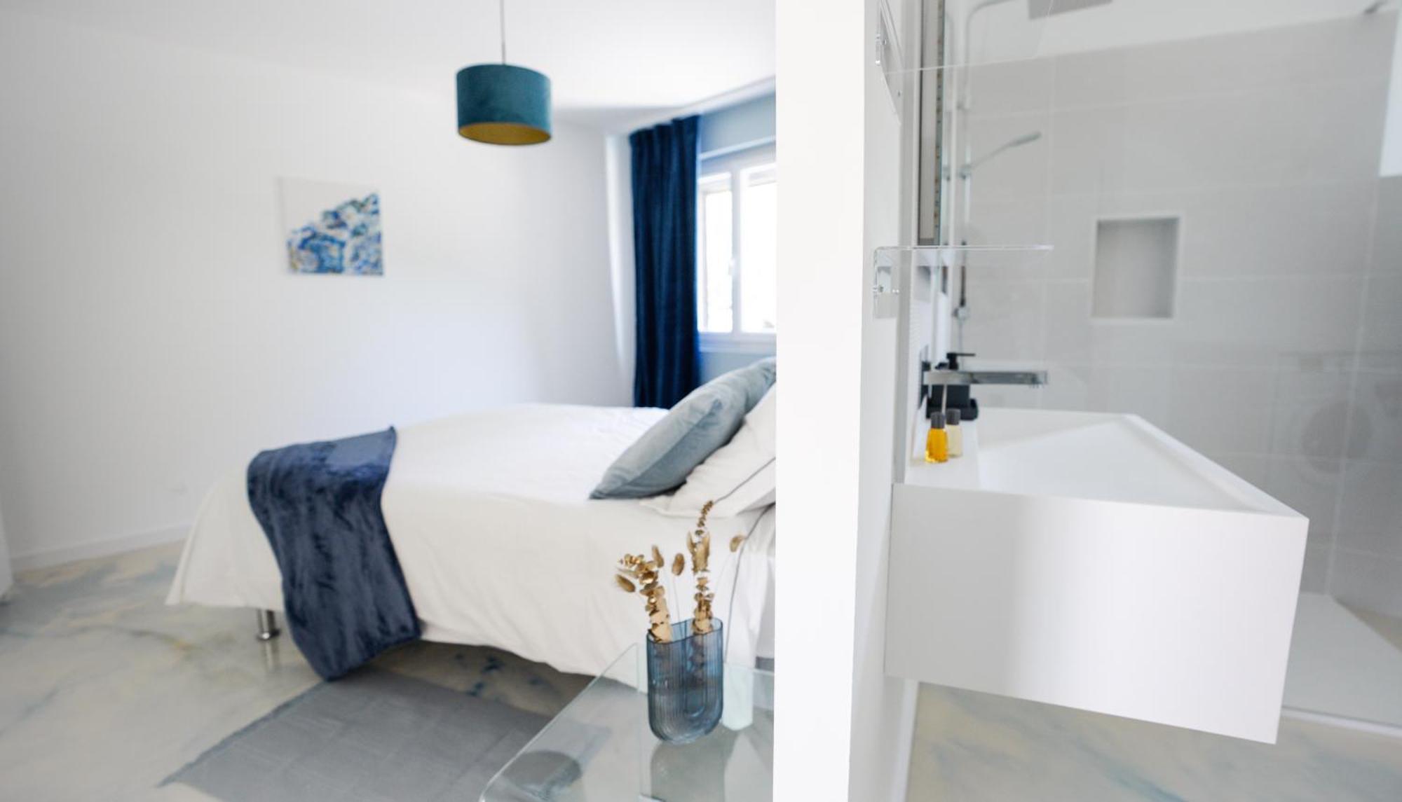 Nuxia Suites&spa - L'art Design Apartment *